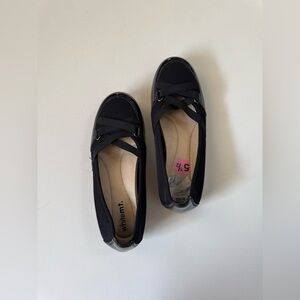 ✨Women’s Navy & Black Flats w/ wedged heel✨ Size 5 1/2